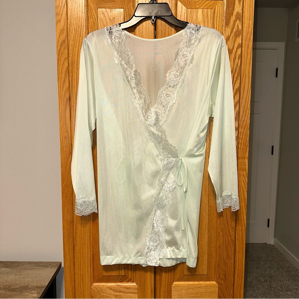 Elegant Lace Trimmed Robe - Cream true vintage made in USA 100% nylon